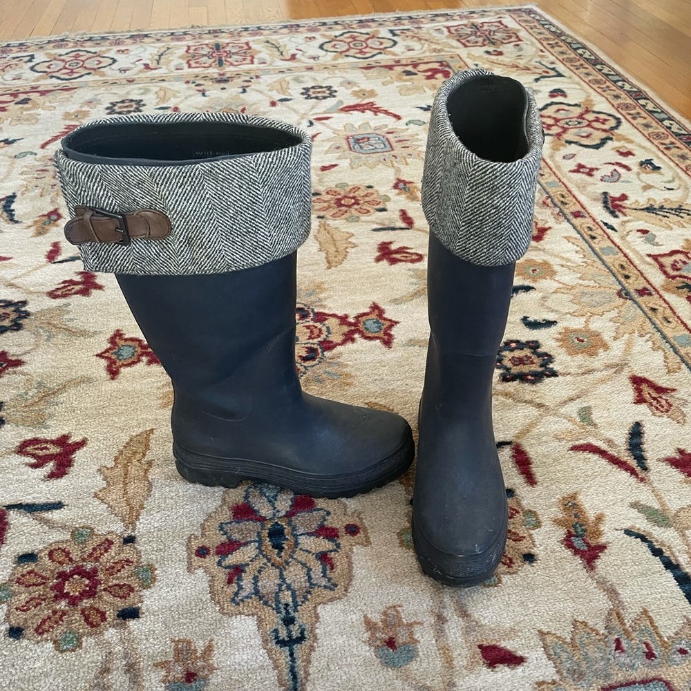 Nike Air Navy Rainboots (size 6)